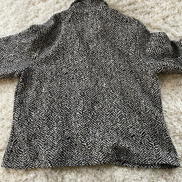 Apple seeds, black and white jacket. Excellent condition goes great with anythin - Picture 6 of 6